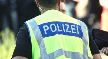 Auto fährt in Stuttgart in Menschengruppe