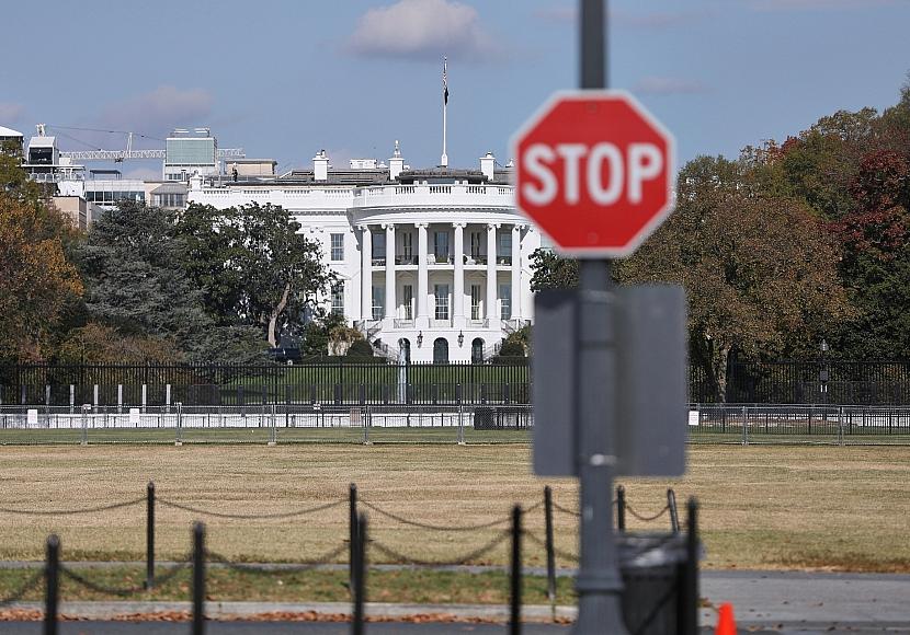Irving protestiert gegen “autoritären Faschisten im Weißen Haus”
