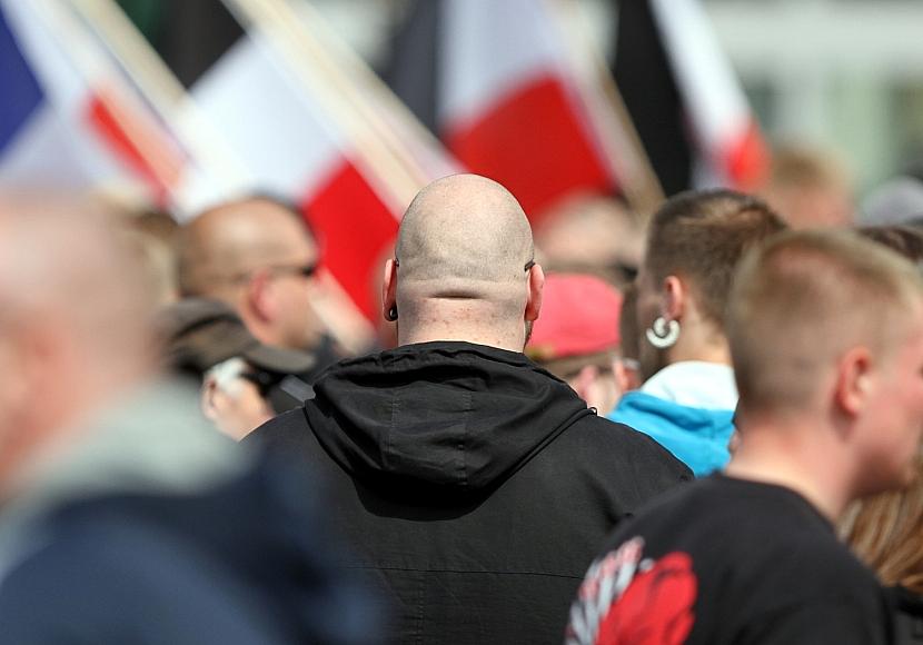 Behörden fahnden nach 535 Rechtsextremisten