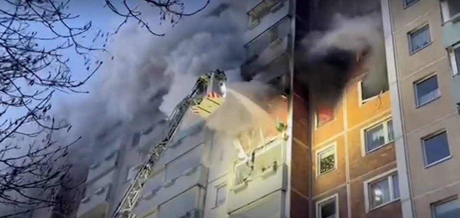 Tote nach Explosion und Hochhausbrand