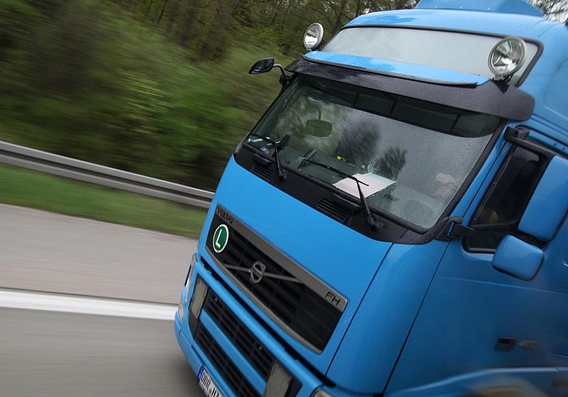 Zahl mautpflichtiger Lkws auf Autobahnen im März gesunken