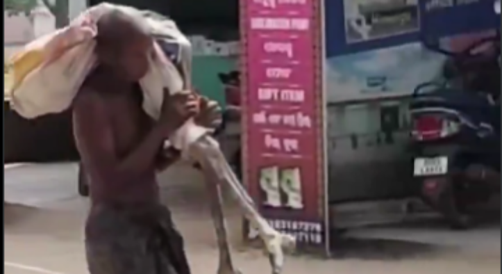 Nach Bürokratie-Schikane: Mann trägt Leiche seiner Schwester zur Bank