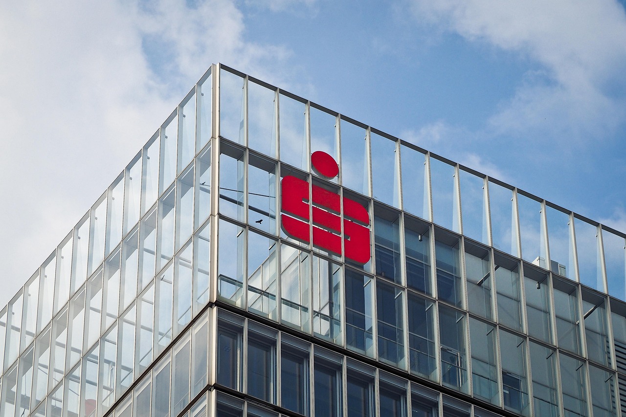 Sparkasse gerät in ernste Bedrängnis – Was das jetzt für Kunden bedeutet