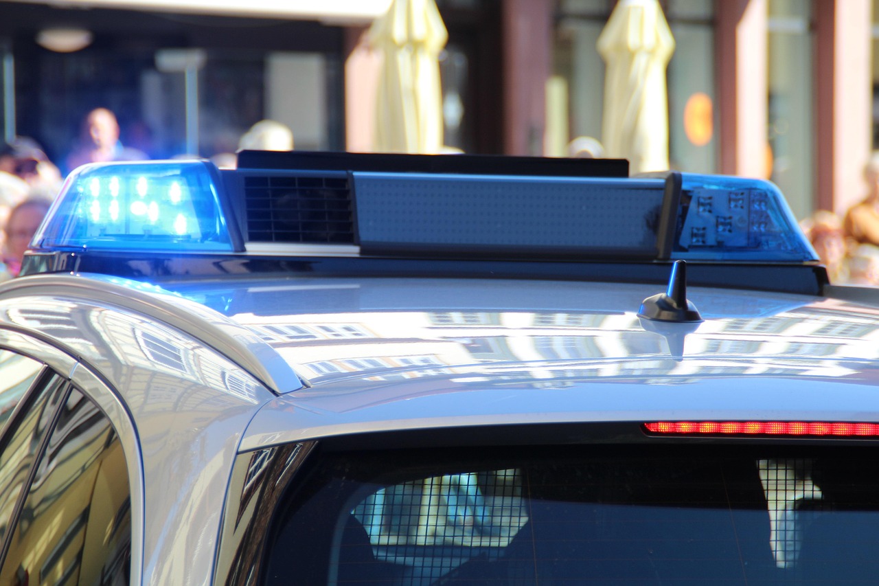 Großalarm in deutscher Großstadt: SUV rast in Menschengruppe