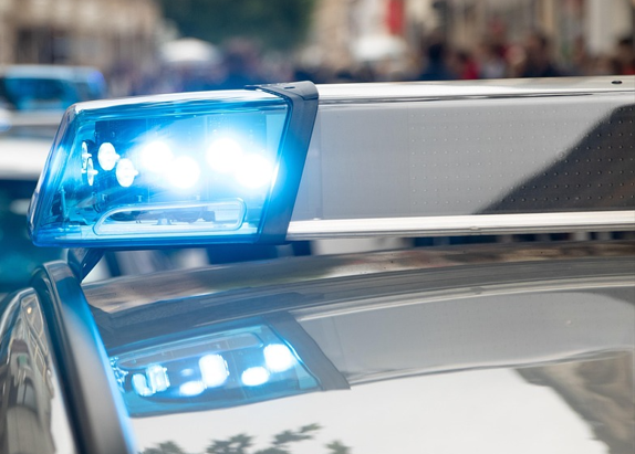 Autofahrer rast in Menschengruppe
