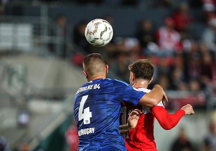 DFB-Pokal: Schalke gewinnt in Halle erst nach Verlängerung