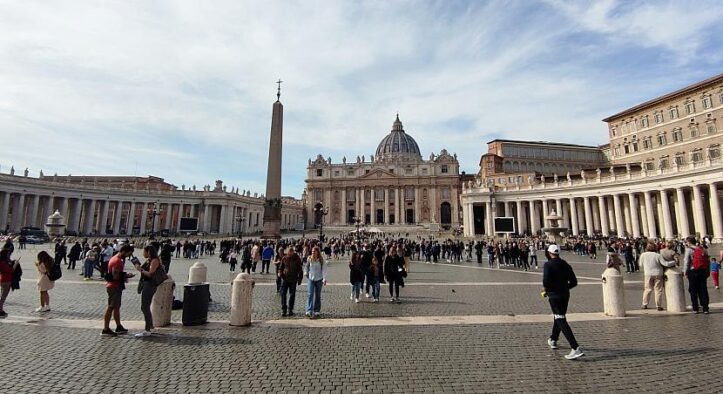 Papst Leo XIV. muss sich Lungenoperation unterziehen
